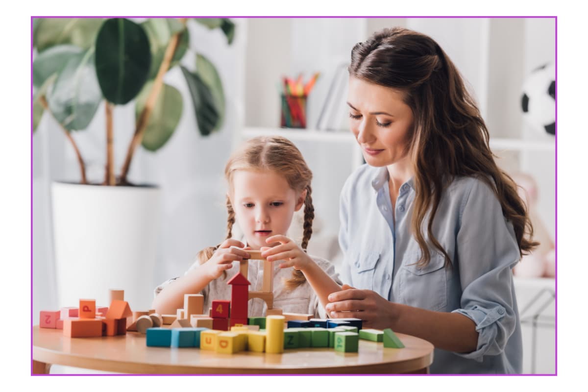 madre e hija con altas capacidades y tdah jugando a bloques geométricos